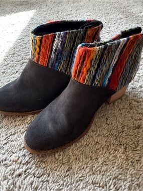 Tom’s Leila Suede Yarn Booties, Size 8.5